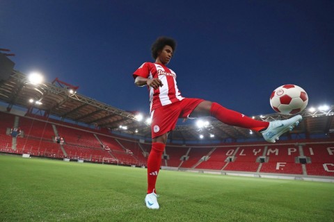 Ex-Fulham and Chelsea winger signs with Olympiakos - PHOTO