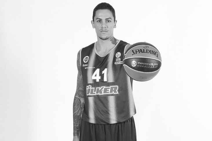 A basketball player who plays for Fenerbahce and Besiktas was hit by a car