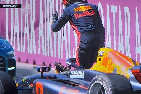Chain-reaction accident occurres during F2 main session in Baku - PHOTO - VİDEO