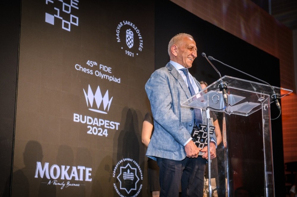 Фаик Гасанов получил награду от ФИДЕ - ФОТО