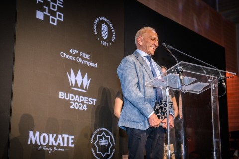 FIDE Faiq Həsənovu xüsusi mükafatla təltif edib – FOTO