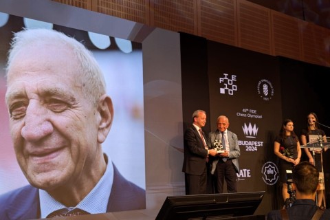 Фаик Гасанов получил награду от ФИДЕ - ФОТО