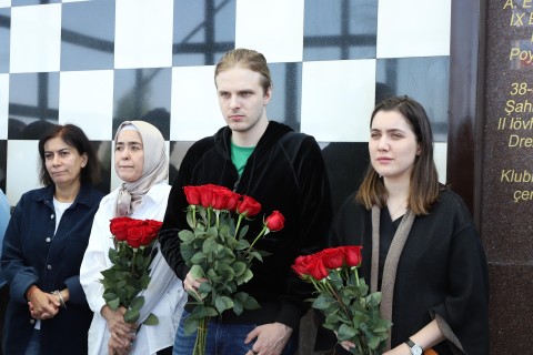 Super Tournament participants visit Vugar Gashimov’s grave - PHOTO