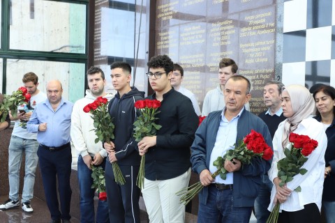 Super Tournament participants visit Vugar Gashimov’s grave - PHOTO