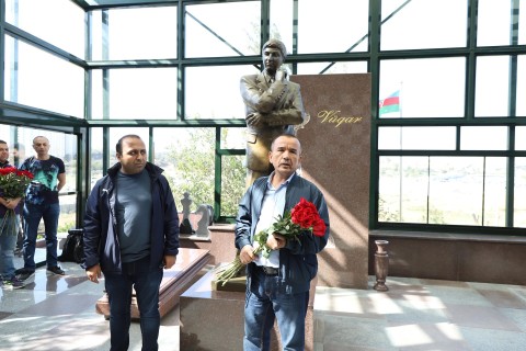 Super Tournament participants visit Vugar Gashimov’s grave - PHOTO