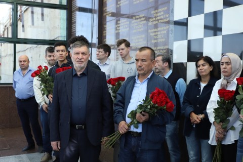 Super Tournament participants visit Vugar Gashimov’s grave - PHOTO