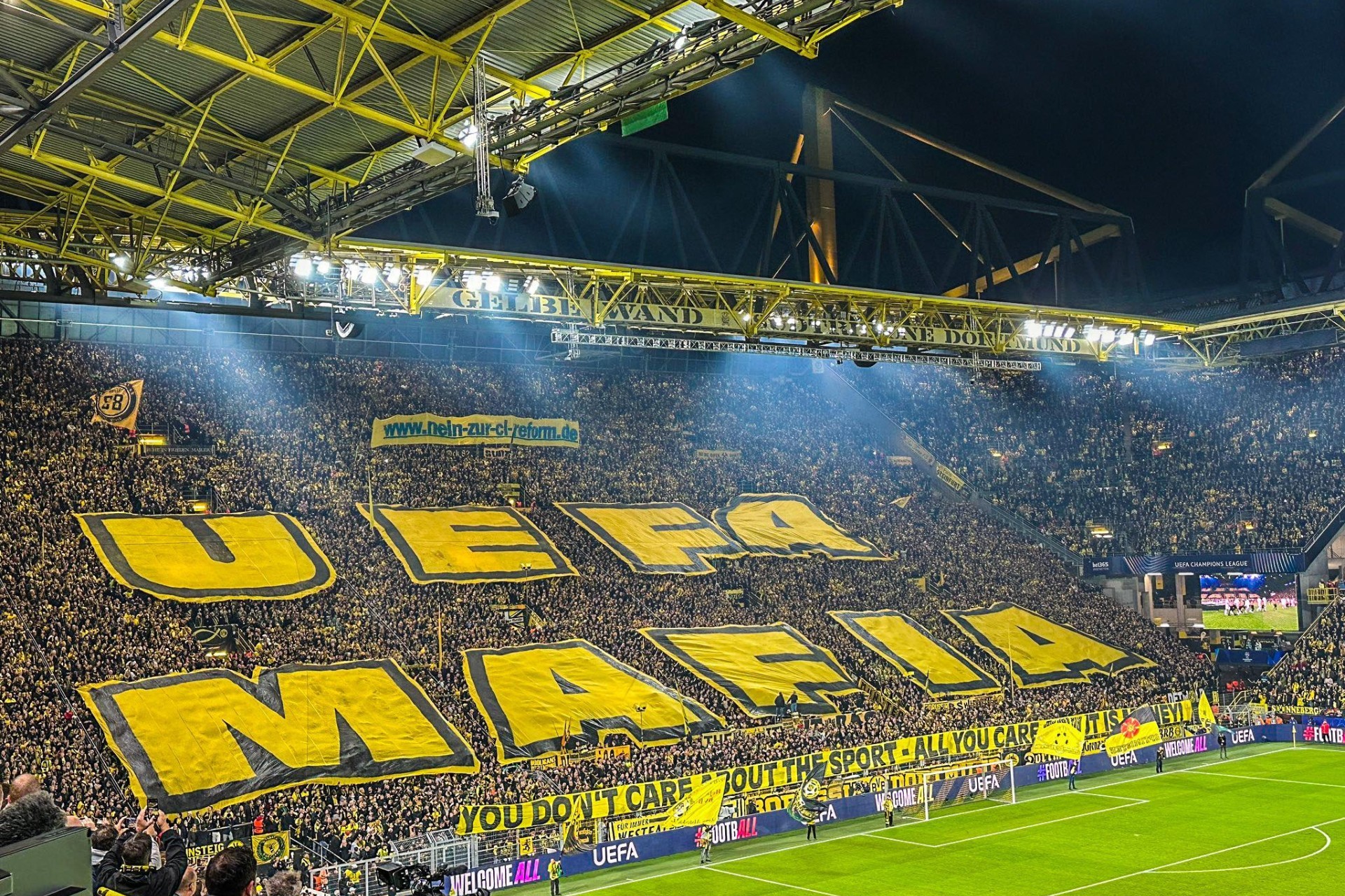 Большое недовольство в Германии: "Вас волнуют только деньги"