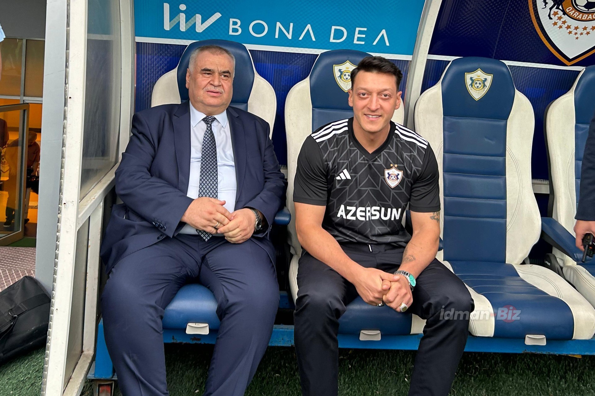 Mesut Ozil arrives at Qarabag camp - VIDEO