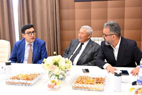 Farid Gayibov meets with Mesut Ozil – PHOTO