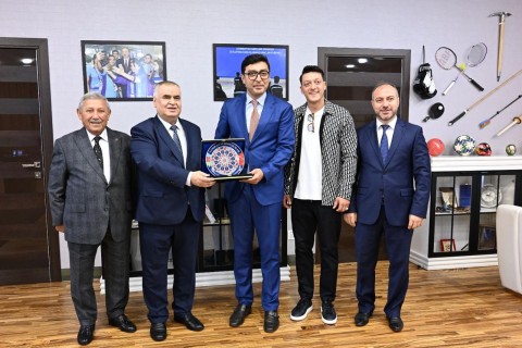 Farid Gayibov meets with Mesut Ozil – PHOTO
