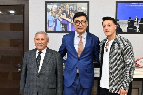 Farid Gayibov meets with Mesut Ozil – PHOTO