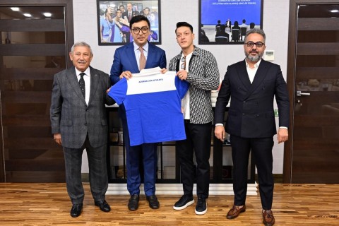 Farid Gayibov meets with Mesut Ozil – PHOTO