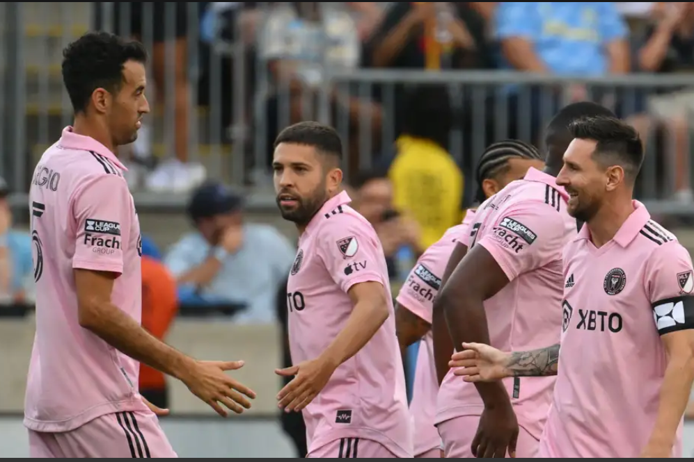 "Барселона" все еще платит Месси, Альбе и Бускетсу - ПРИЧИНА