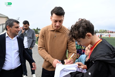 Mesut Ozil watched the open practice of Ulduz Football Academy - PHOTO