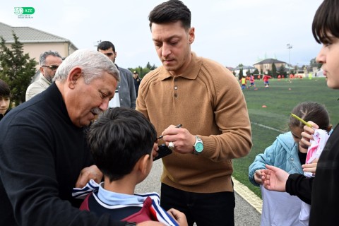 Mesut Ozil watched the open practice of Ulduz Football Academy - PHOTO
