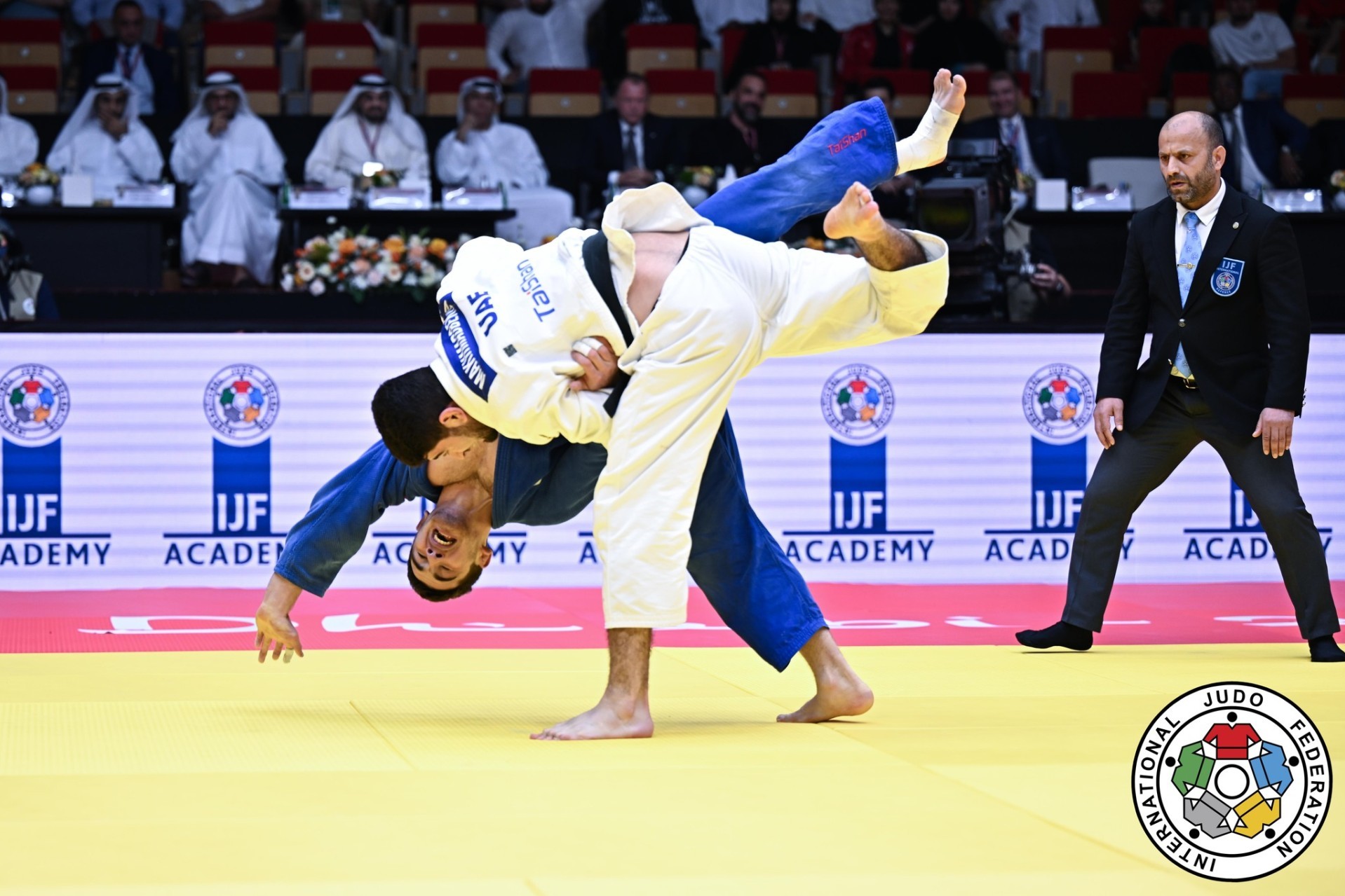 Назим Умбаев среди судей на турнире "Большого шлема" в Абу-Даби