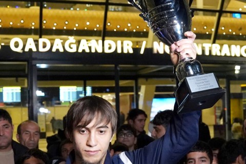 Dünya üçüncüsü olan millimiz Vətənə dönüb - FOTO