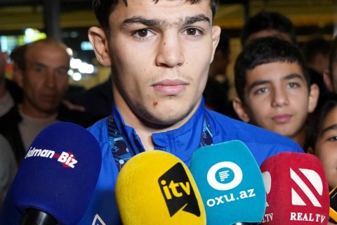 Dünya üçüncüsü olan millimiz Vətənə dönüb - FOTO