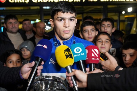 Dünya üçüncüsü olan millimiz Vətənə dönüb - FOTO