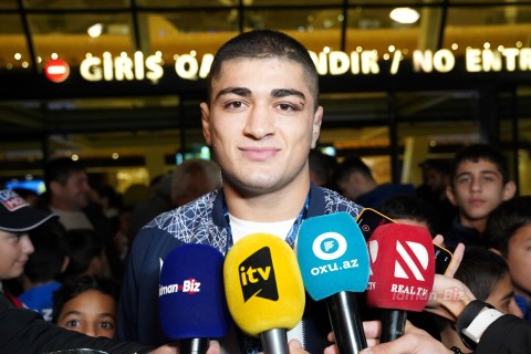 Dünya üçüncüsü olan millimiz Vətənə dönüb - FOTO