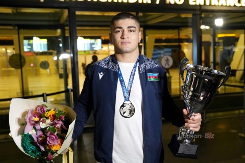 Dünya üçüncüsü olan millimiz Vətənə dönüb - FOTO