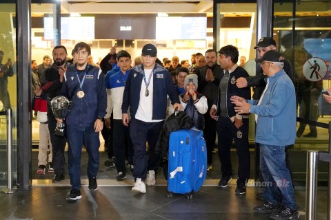 Dünya üçüncüsü olan millimiz Vətənə dönüb - FOTO