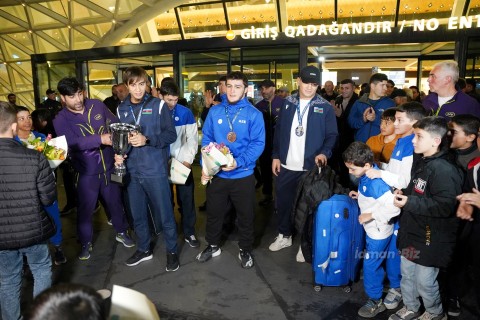 Dünya üçüncüsü olan millimiz Vətənə dönüb - FOTO