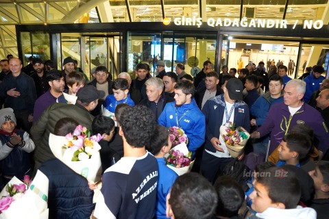 Dünya üçüncüsü olan millimiz Vətənə dönüb - FOTO