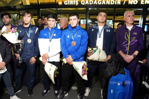 Dünya üçüncüsü olan millimiz Vətənə dönüb - FOTO