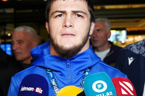 Dünya üçüncüsü olan millimiz Vətənə dönüb - FOTO