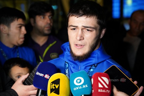 Dünya üçüncüsü olan millimiz Vətənə dönüb - FOTO