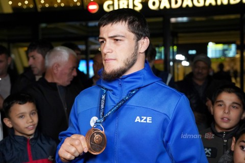 Dünya üçüncüsü olan millimiz Vətənə dönüb - FOTO