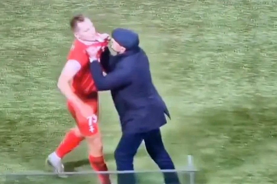 Unexpected action from the head coach, his football player... - VIDEO