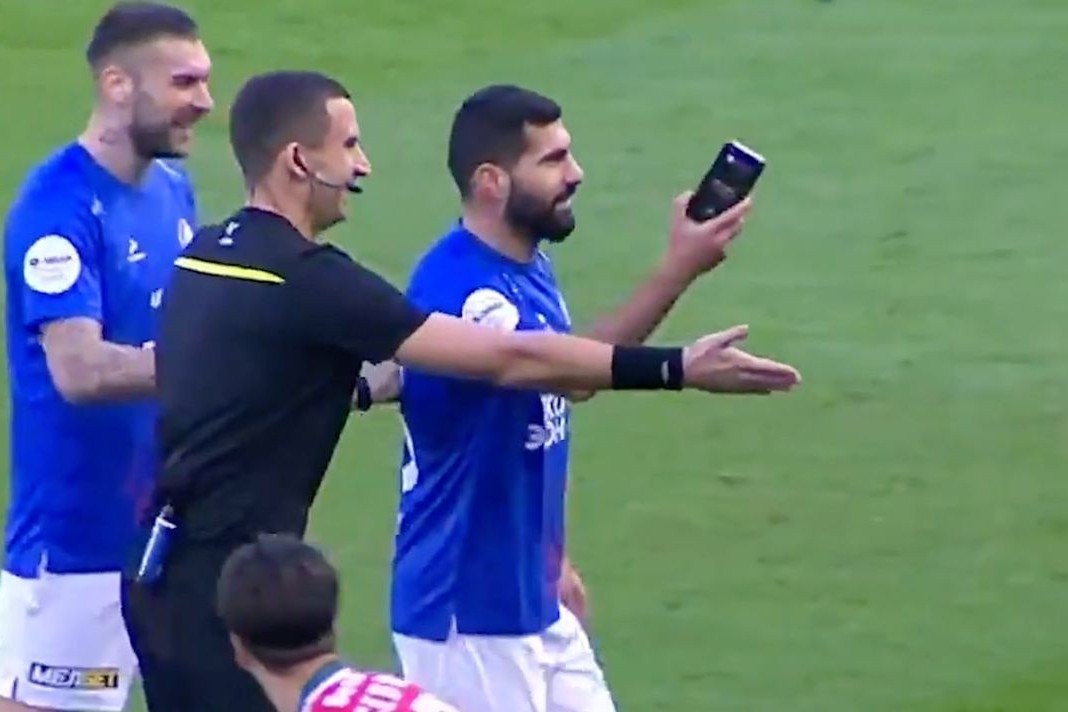 Phone on the field during the match -VIDEO