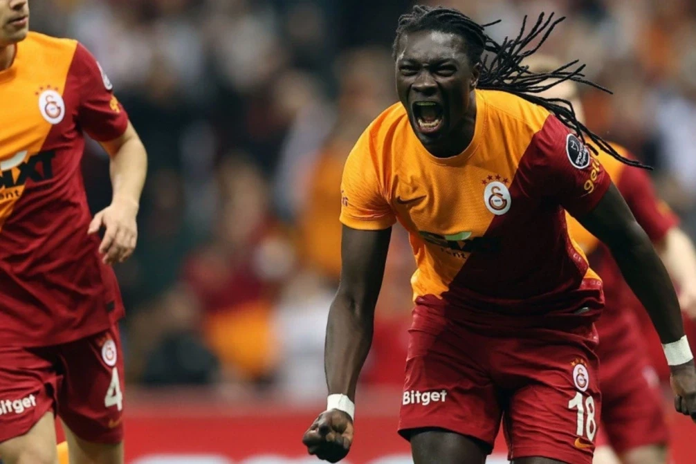 "Qalatasaray"ın sabiq hücumçusu karyerasını bitirib