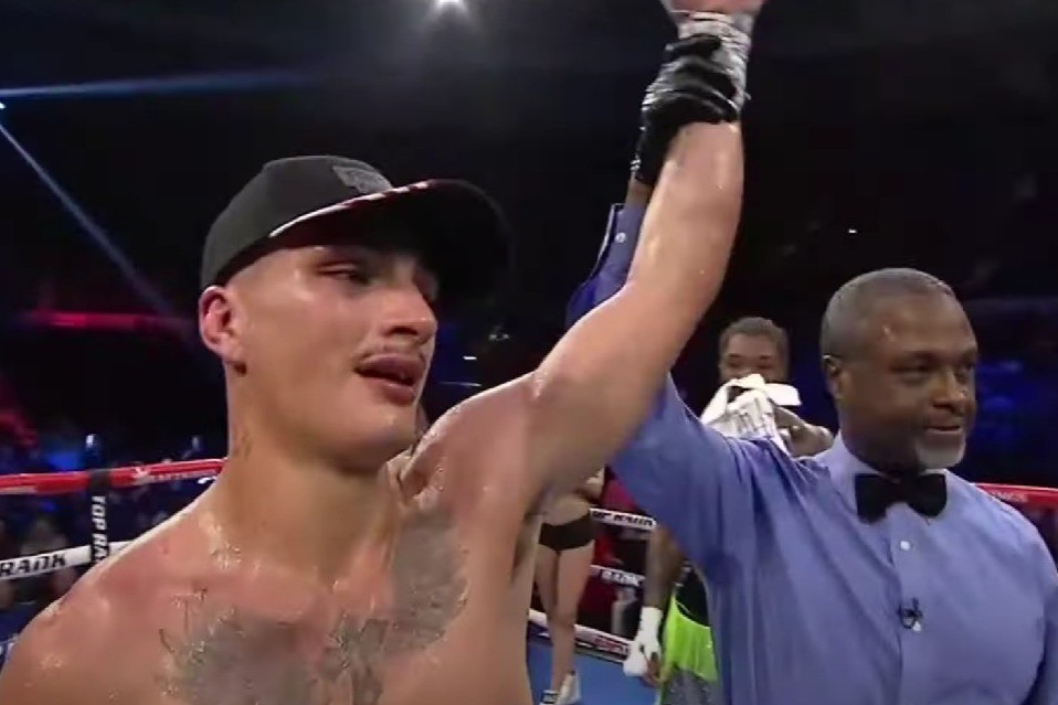 Boxer gets haircut mid-fight – VIDEO