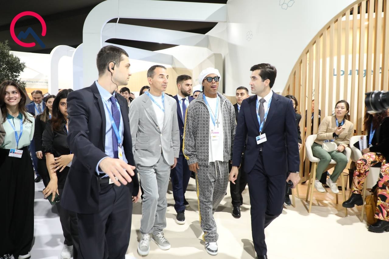 Ronaldinho honored with Qarabag carpet during Baku visit - VIDEO