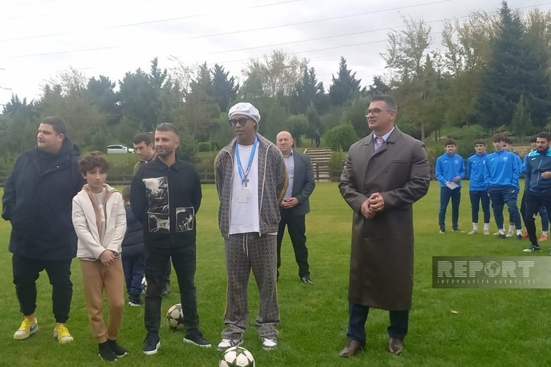 Ronaldinho met with young football players in Baku - PHOTO - VIDEO