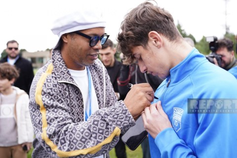 Ronaldinho met with young football players in Baku - PHOTO - VIDEO