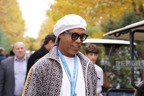 Ronaldinho met with young football players in Baku - PHOTO - VIDEO