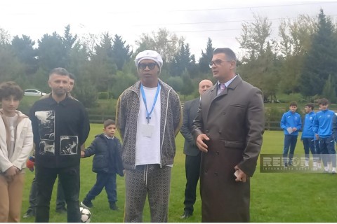 Ronaldinho met with young football players in Baku - PHOTO - VIDEO