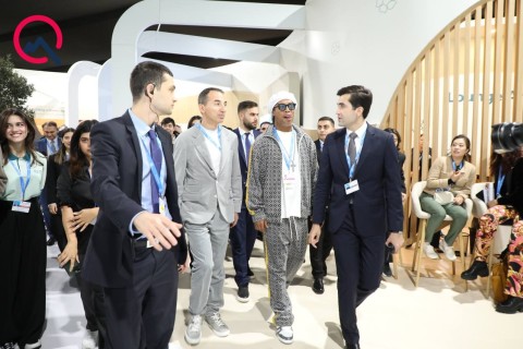 Ronaldinho honored with Qarabag carpet during Baku visit - VIDEO