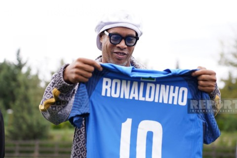 Ronaldinho met with young football players in Baku - PHOTO - VIDEO