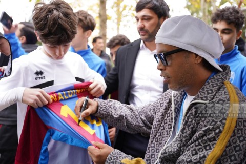 Ronaldinho met with young football players in Baku - PHOTO - VIDEO