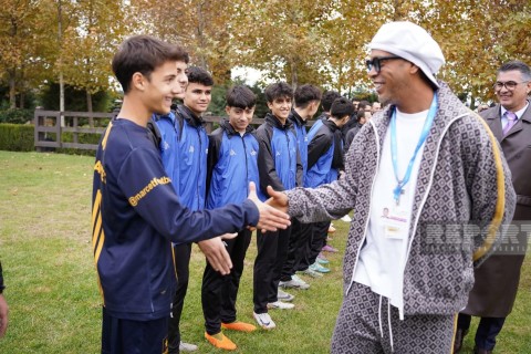 Ronaldinho met with young football players in Baku - PHOTO - VIDEO