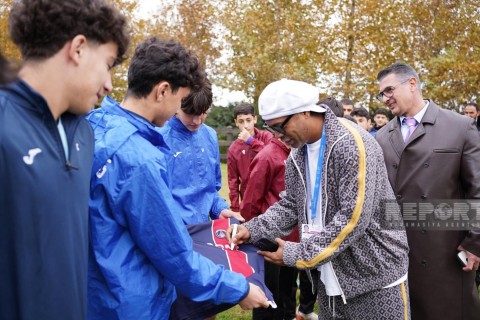 Ronaldinho met with young football players in Baku - PHOTO - VIDEO