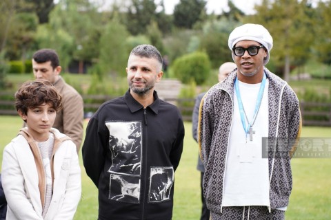 Ronaldinho met with young football players in Baku - PHOTO - VIDEO