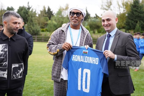 Ronaldinyo Bakıda yeniyetmə futbolçularla görüşüb - FOTO - VİDEO