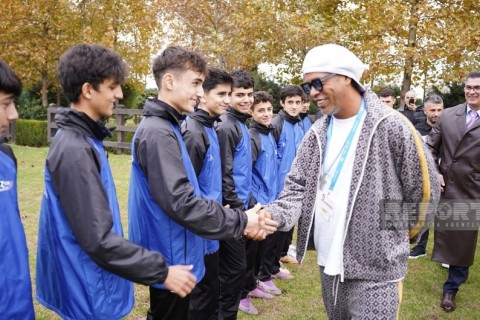 Ronaldinho met with young football players in Baku - PHOTO - VIDEO