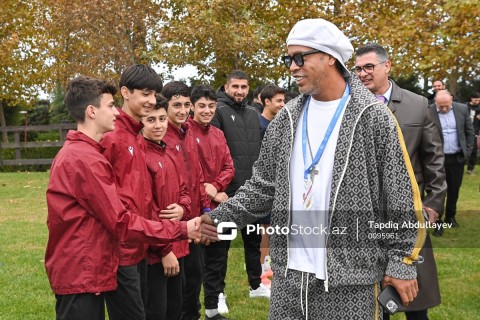 Ronaldinho met with young football players in Baku - PHOTO - VIDEO